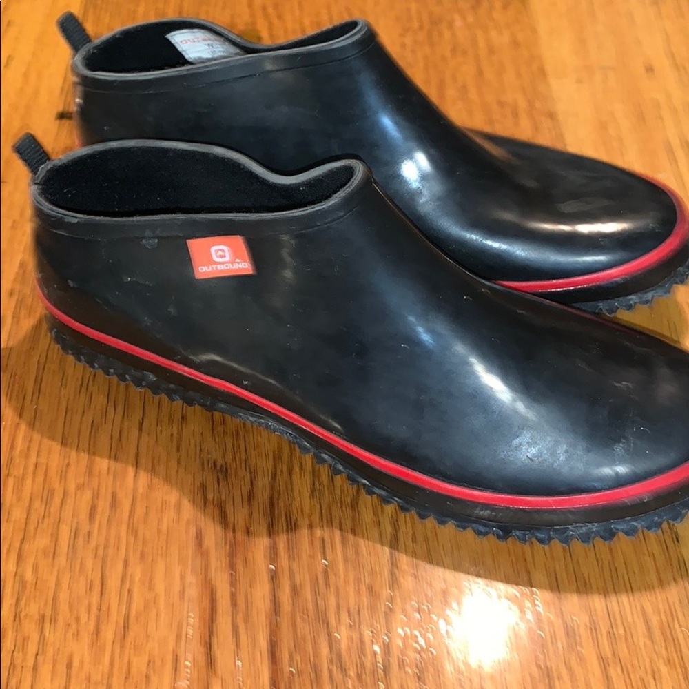 Ankle high rubber shoes